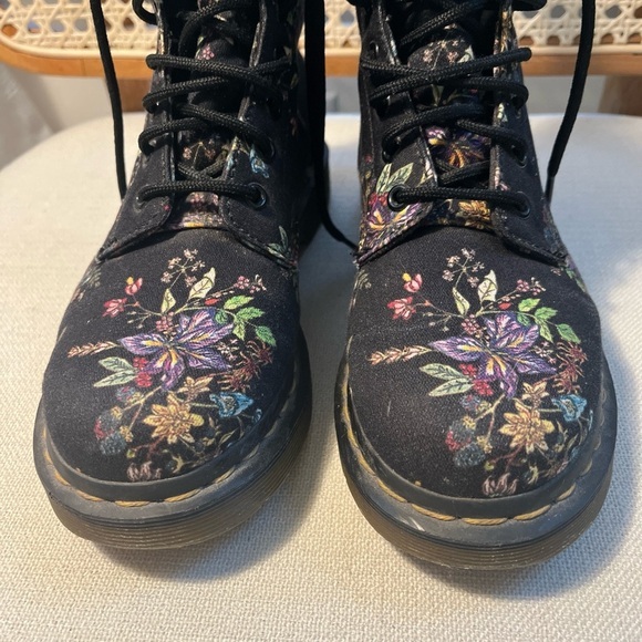 Dr. Martens Castel Boots in Black Belladonna Floral Canvas Sz 6 - Picture 7 of 10